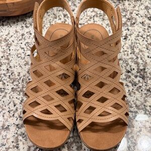 Women's BareTraps Trella Strappy Wedge Sandals in size 10